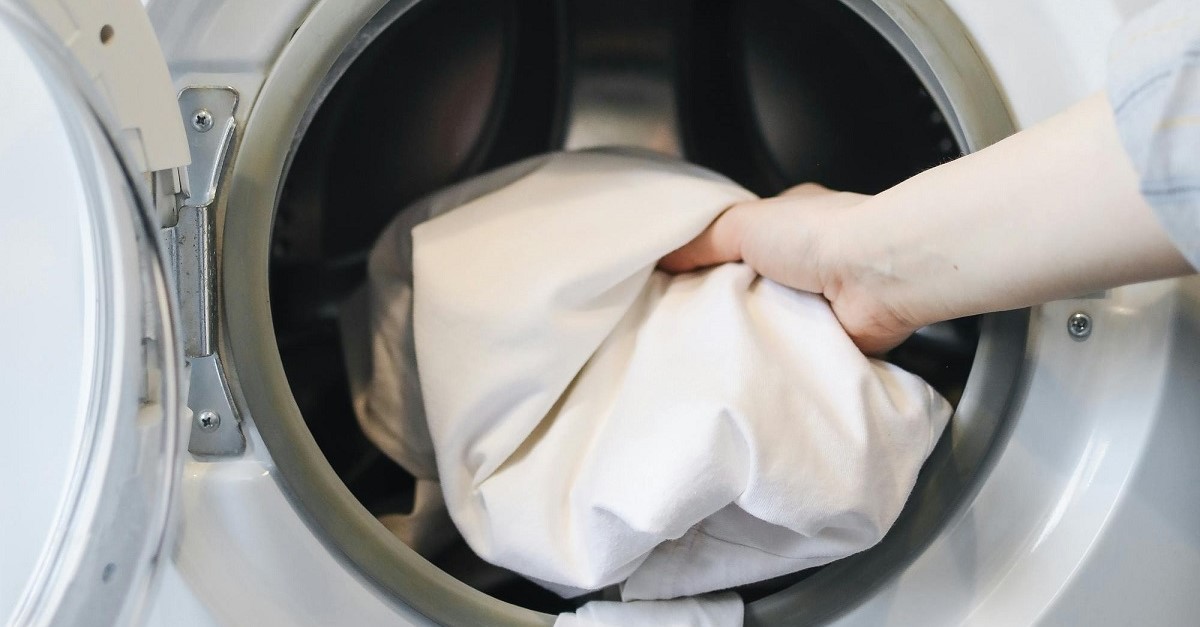 un capo di abbigliamento aggiunto in lavatrice