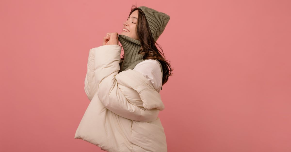 ragazza che indossa sorridente un piumino