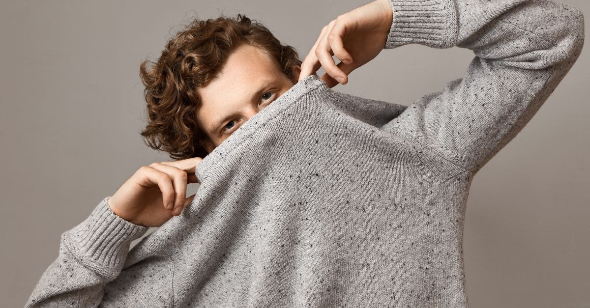 ragazzo che indossa maglione grigio