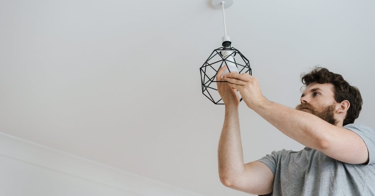 uomo che cambia una lampadina uomo che cambia una lampadina