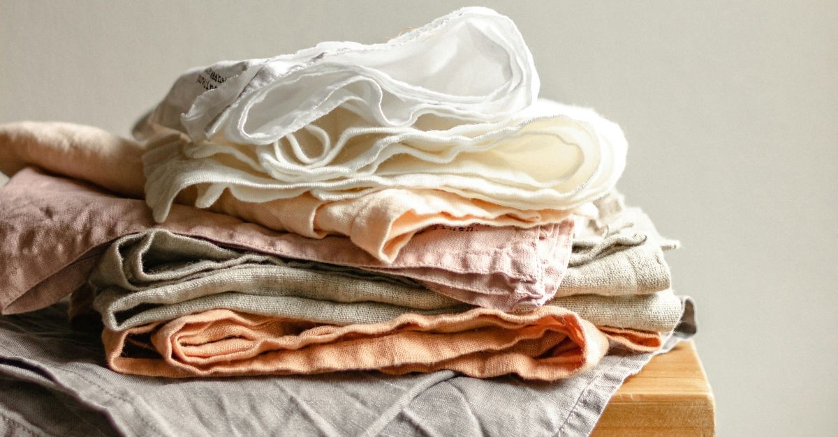 vecchie lenzuola su sgabello