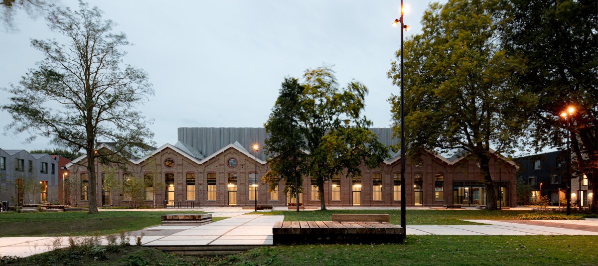 Construcción frente al jardín