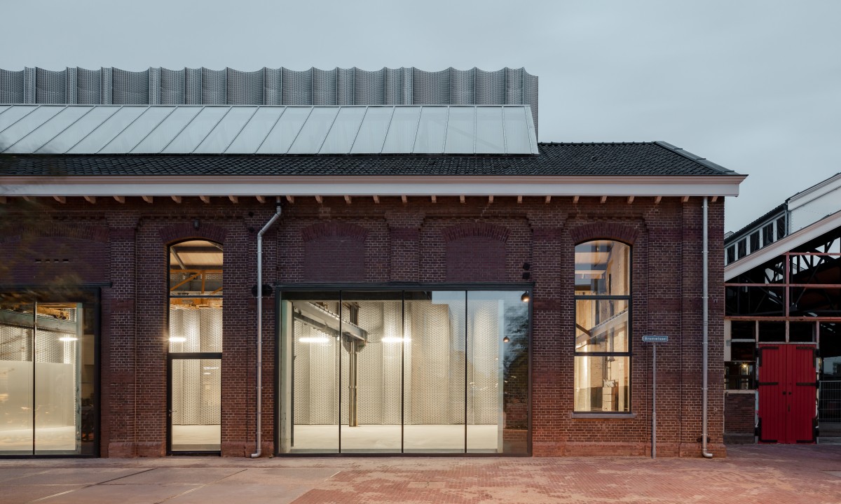 Fachada lateral con ventanales