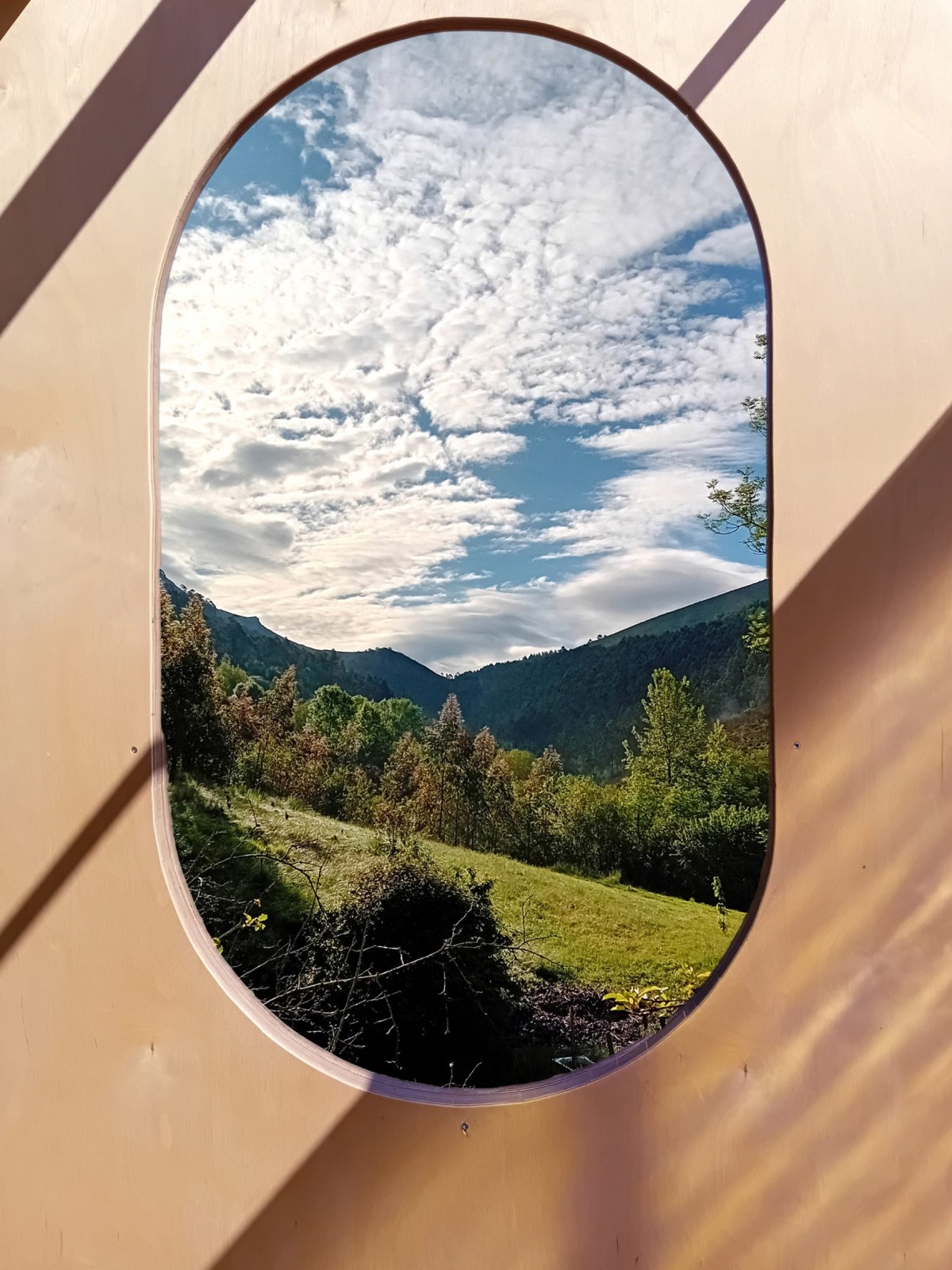 El inodoro, de compostaje, cuenta con vistas abiertas al valle mediante una ventana tipo pórtico.