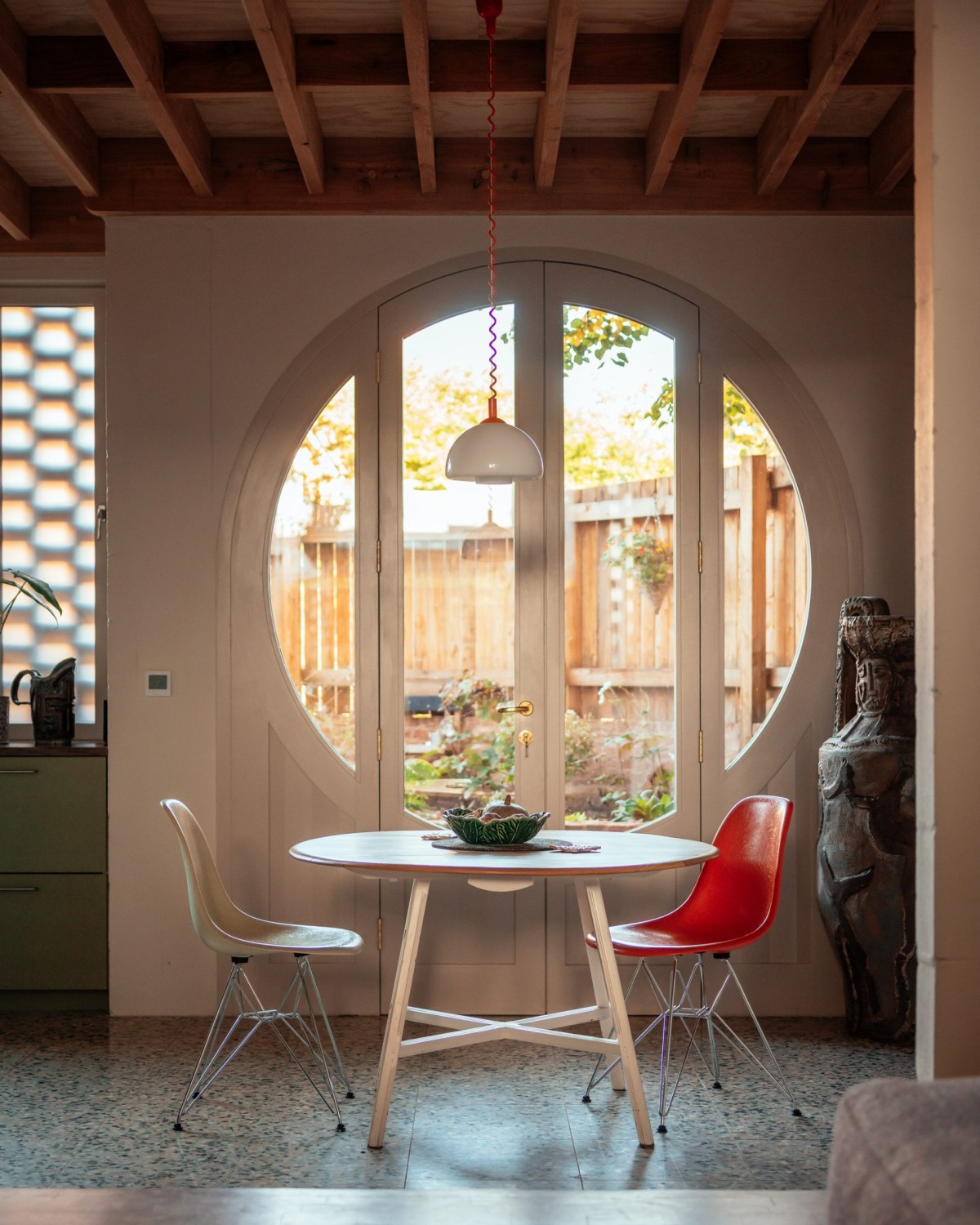 Los elementos interiores han sido cuidados al detalle, como los suelos y techos, las estanterías personalizadas o las puertas arqueada.