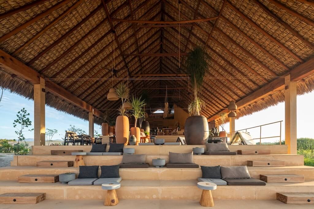 Las zonas comunes se ubican bajo un monumental techado elaborado con paja de palma tejida por artesanos locales.