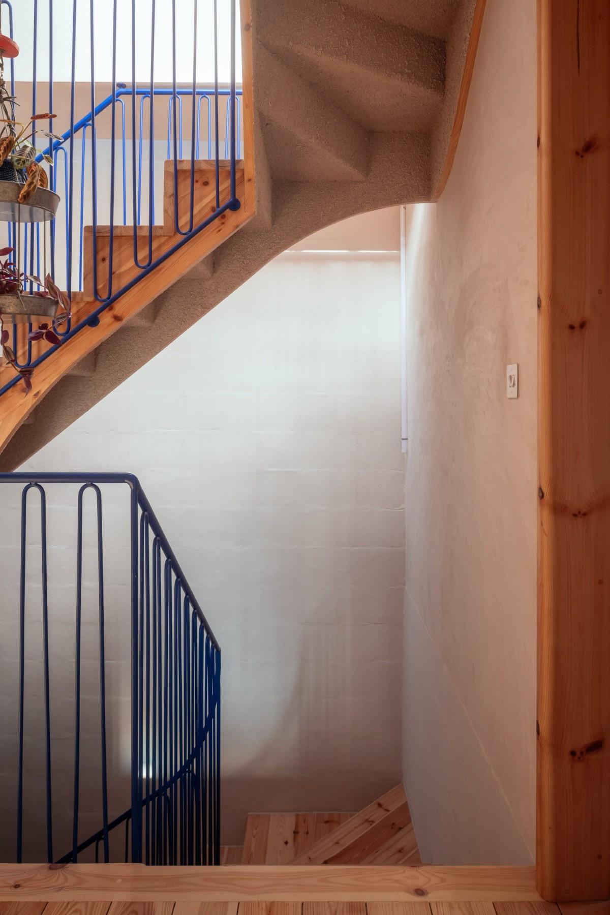 Los espacios interiores fluyen armoniosamente, combinando zonas de vida comunes con tres dormitorios y un baño.