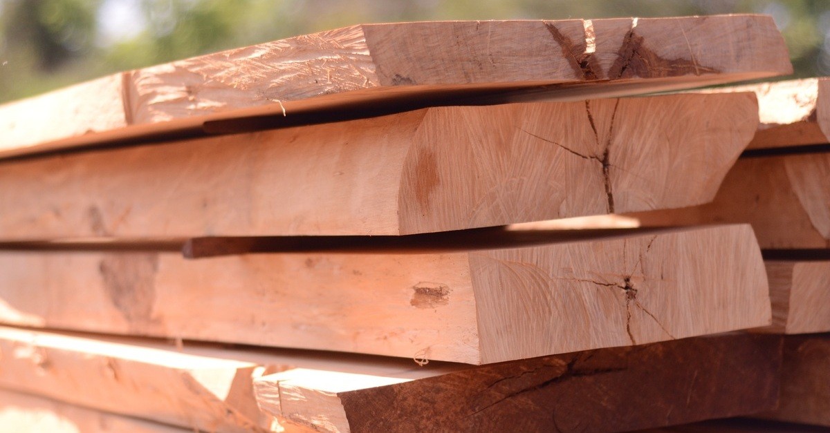 Tavole in legno di rovere pronte per essere lavorate