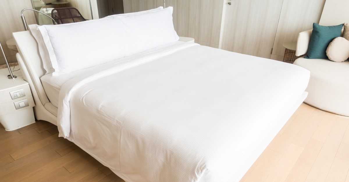 Letto con lenzuola di cotone