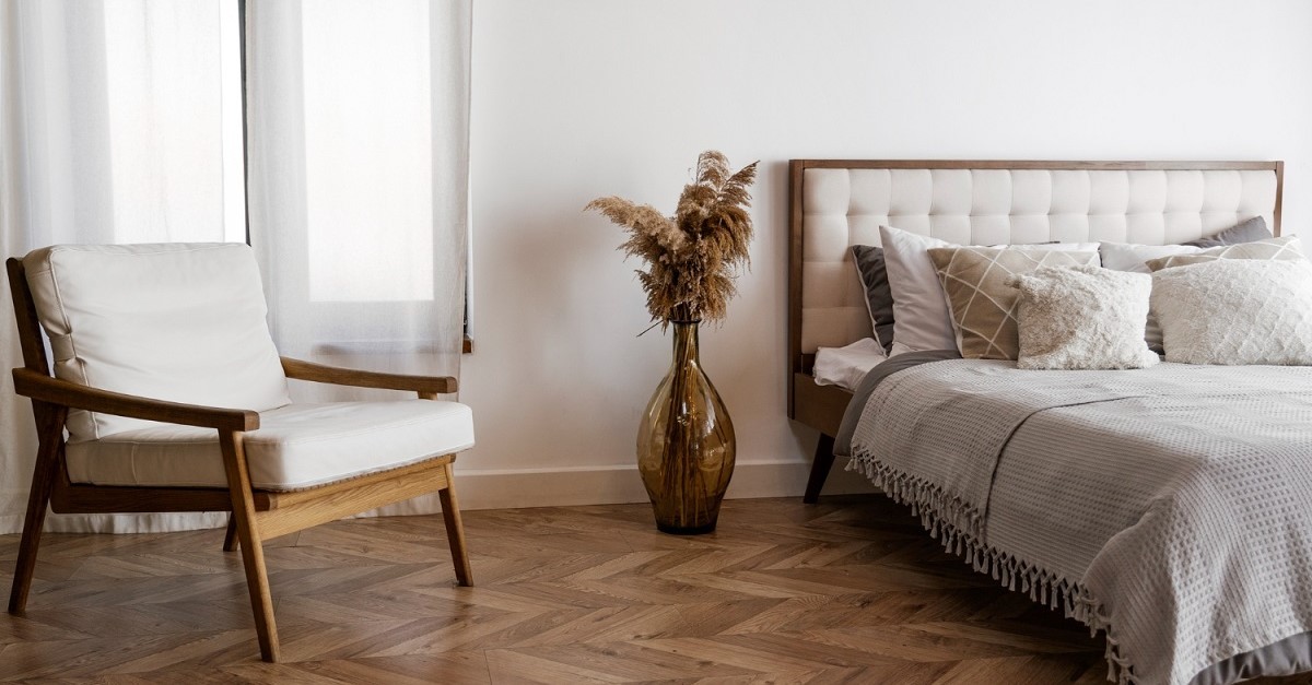 Una camera da letto dotata di parquet