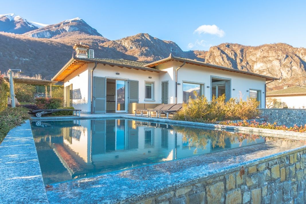 Lake view villa in Italy