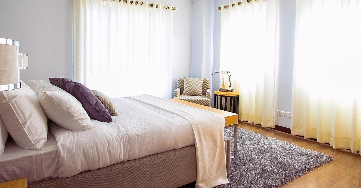 camera da letto grigia beige e gialla