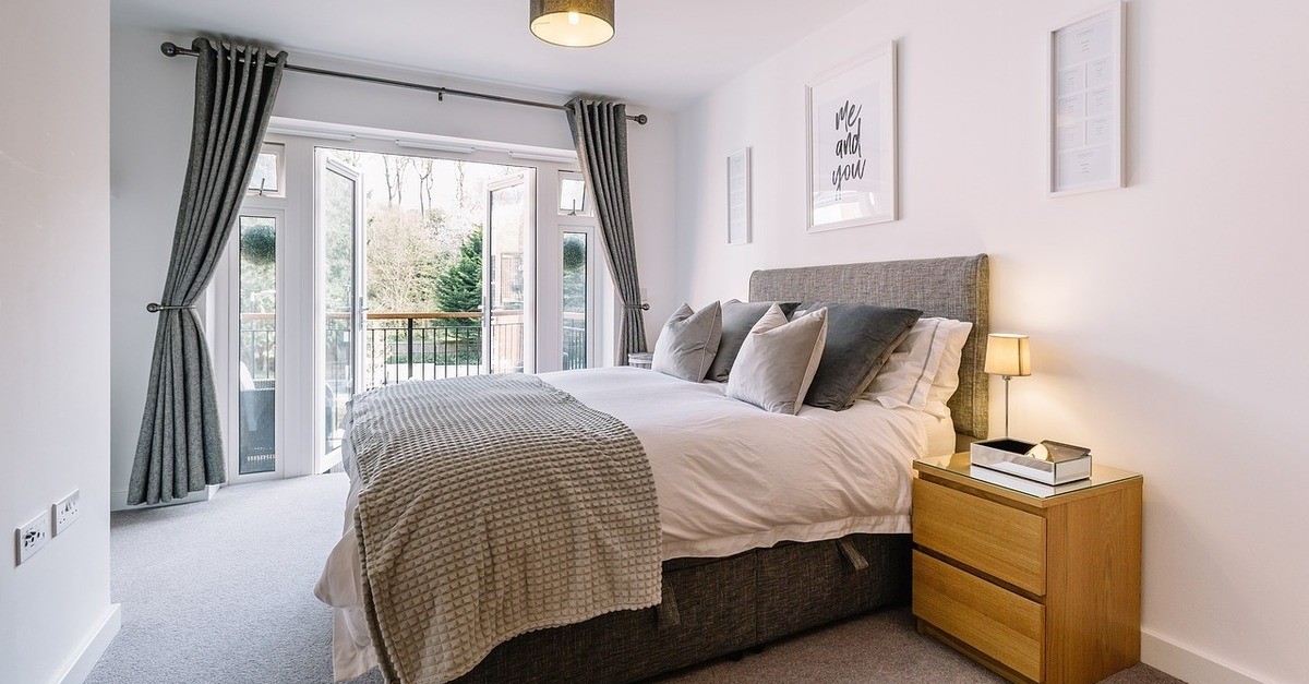 camera da letto grigia e beige