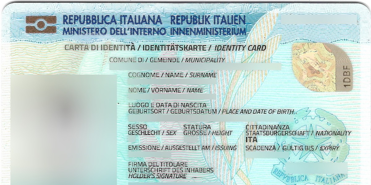 Carta d'identità elettronica (CIE) trilingue (italiano, tedesco, inglese) rilasciata nella provincia autonoma di Bolzano