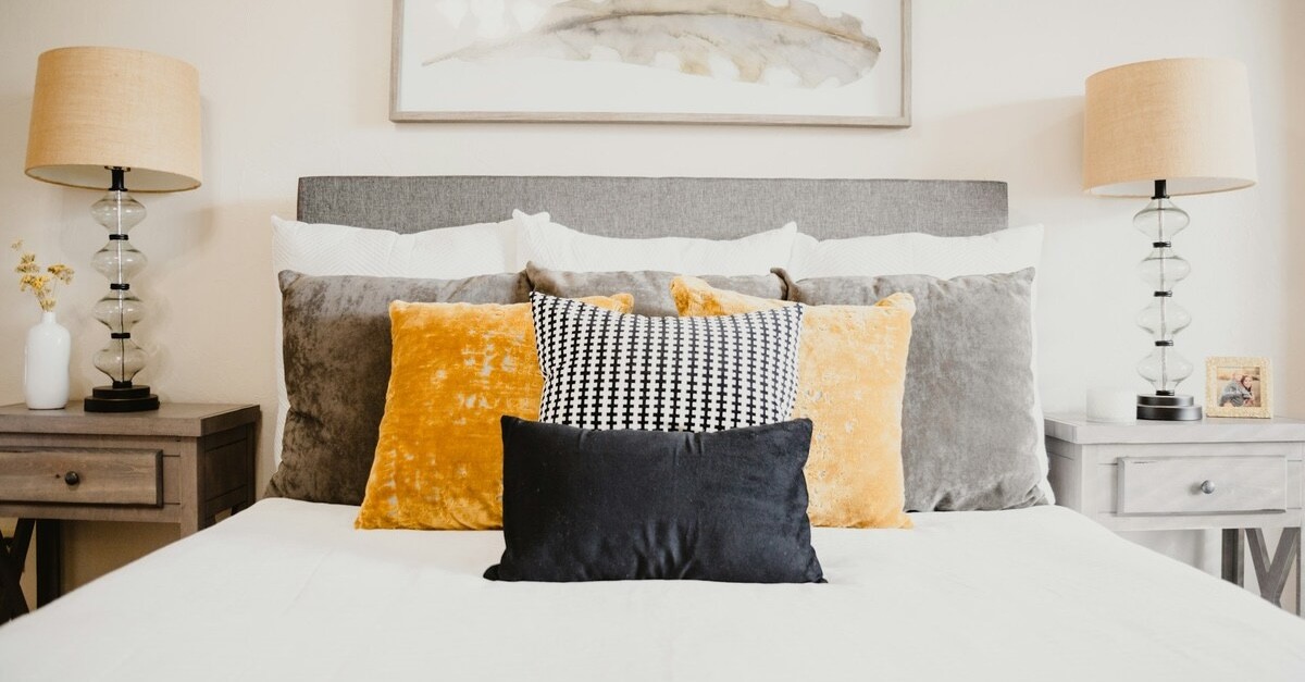 cuscini sul letto di diverse dimensioni