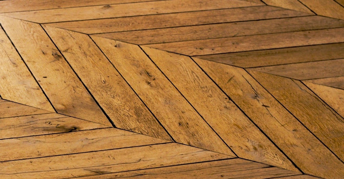 Un parquet con alcuni graffi