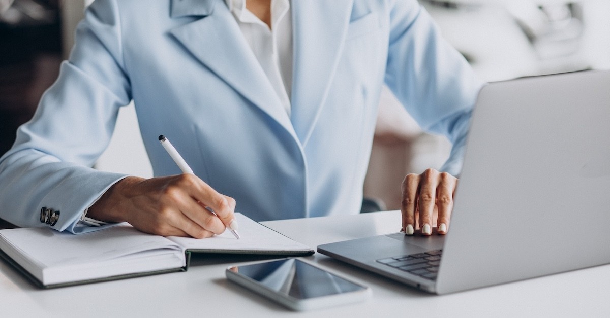 Avvocato che prepara la diffida