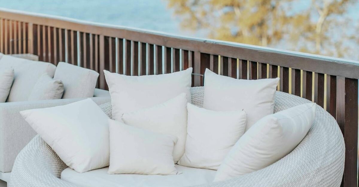 divano bianco su terrazzo