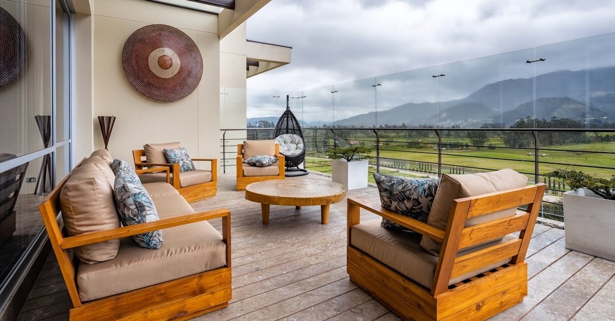 divano sofa in legno su terrazzo