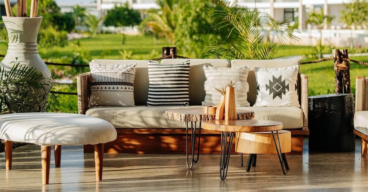 divano su terrazzo vista giardino