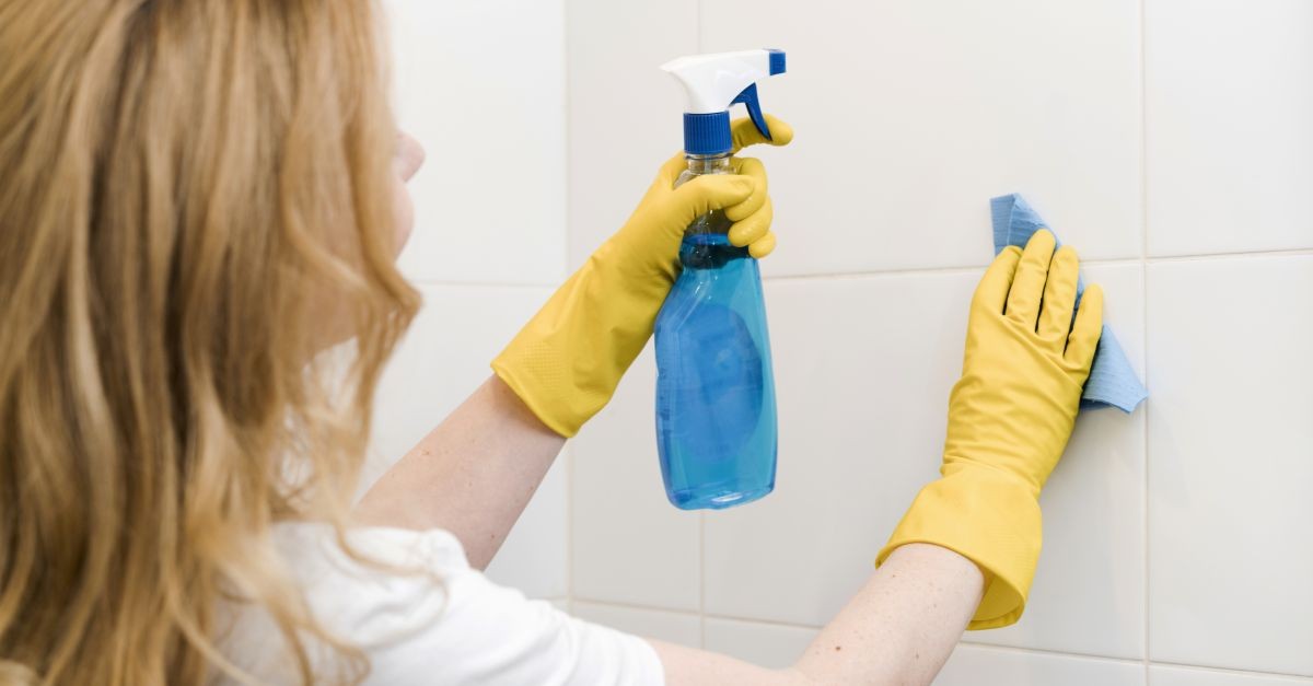 donna che pulisce doccia