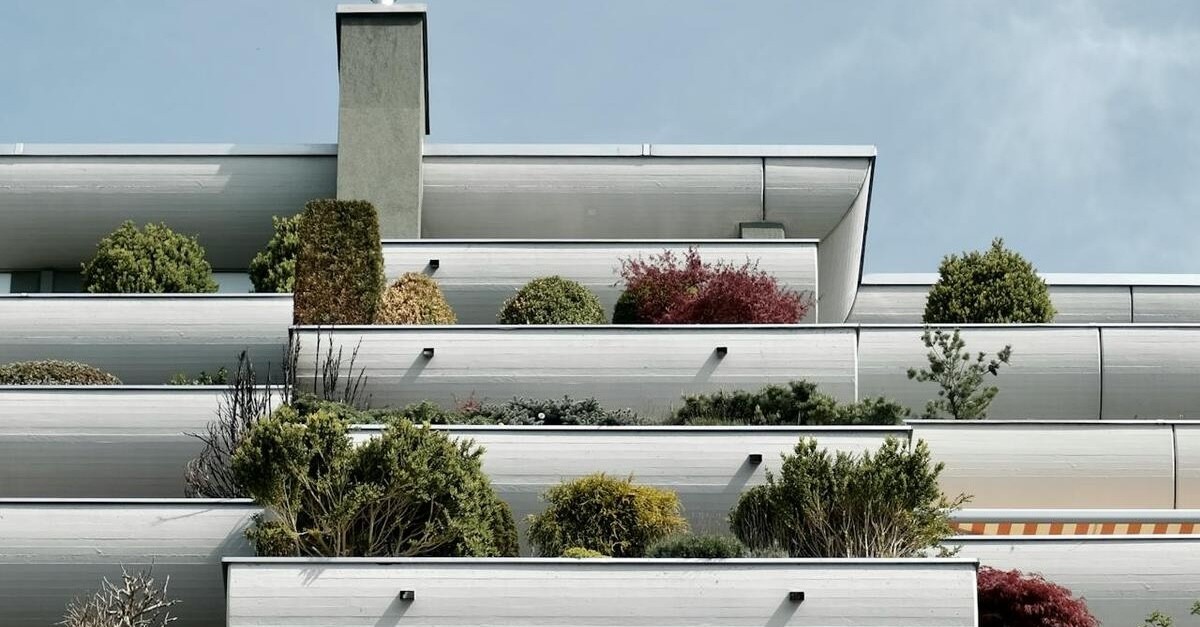 edificio moderno con tetto piano