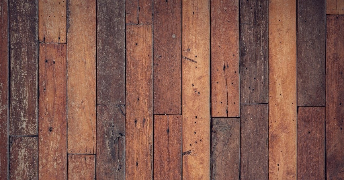 Un parquet di legno scuro con dei graffi