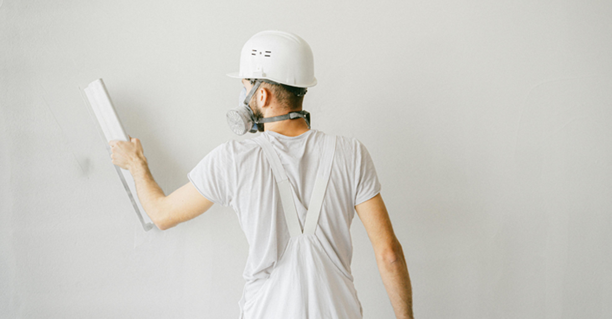 un operaio lavora una parete