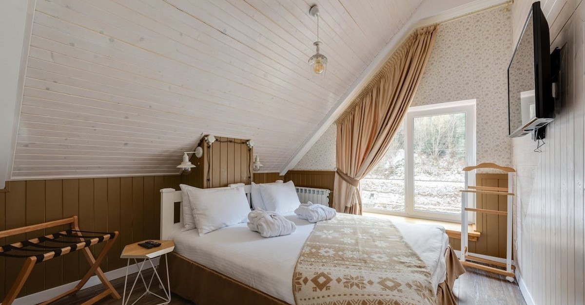 una camera da letto mansardata