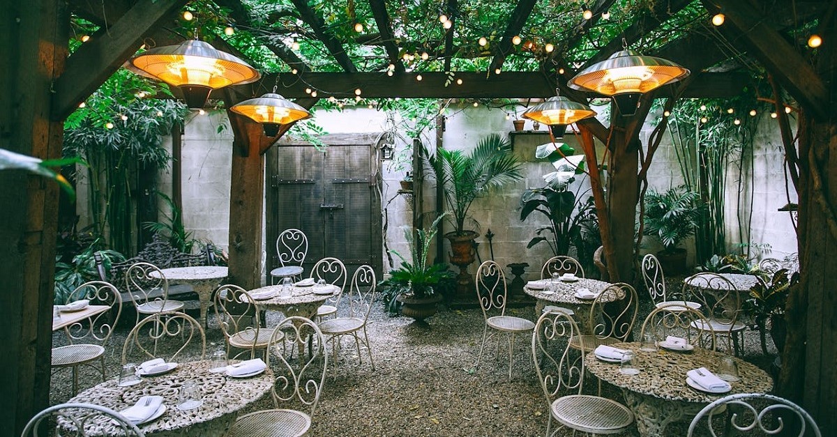 Un giardino con ghiaia sul pavimento