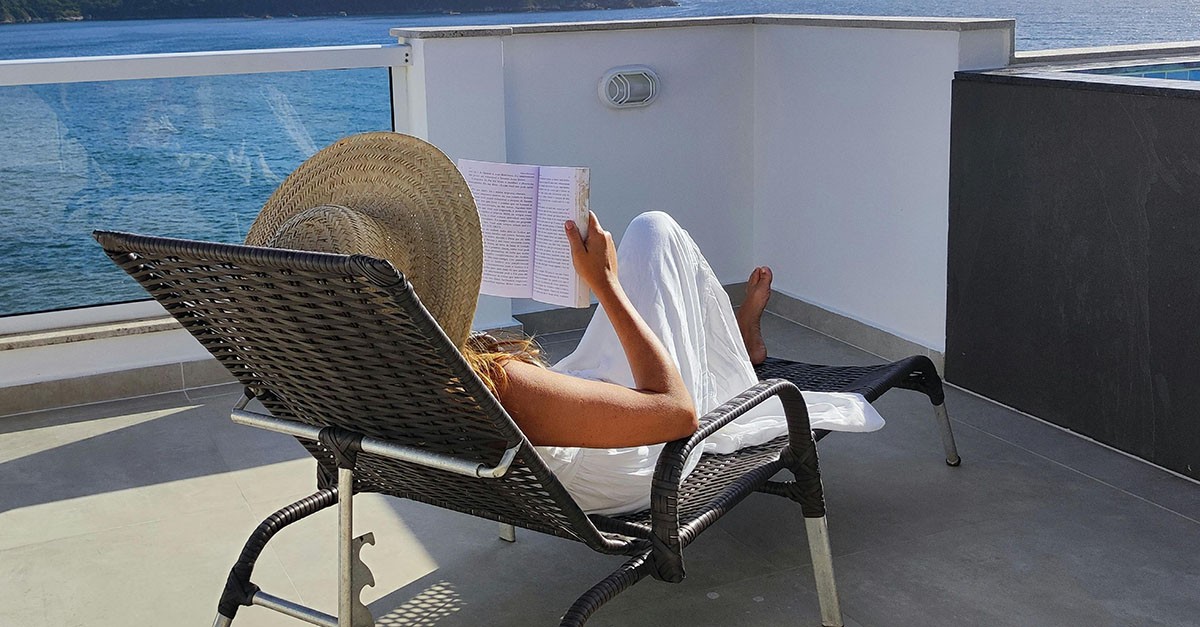 Prendere il sole sul balcone