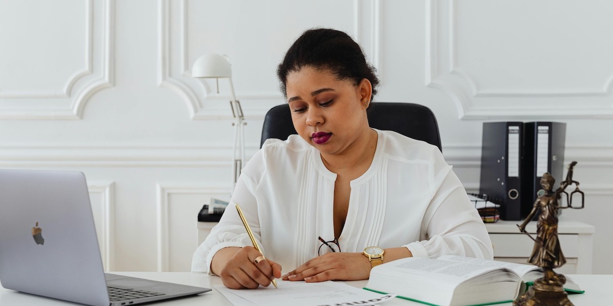 Notaio che prepara il rogito