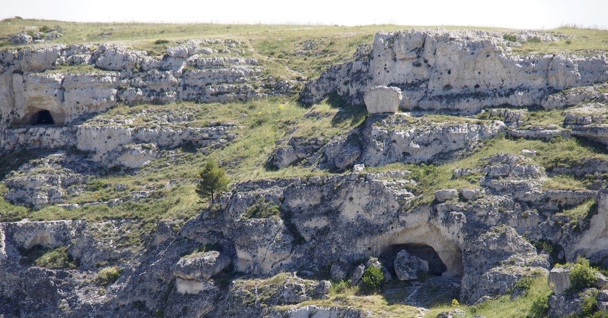 Alcuni dei resti più antichi delle case-grotta di Matera