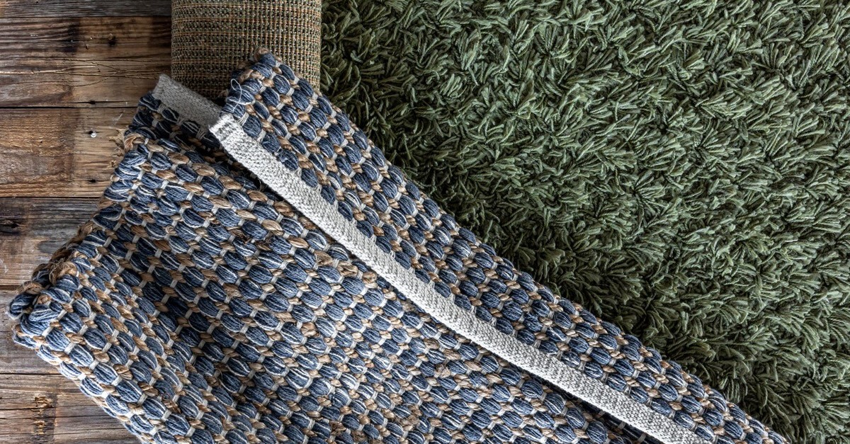 tappeto in tessuto a mano su pavimento di legno esterno