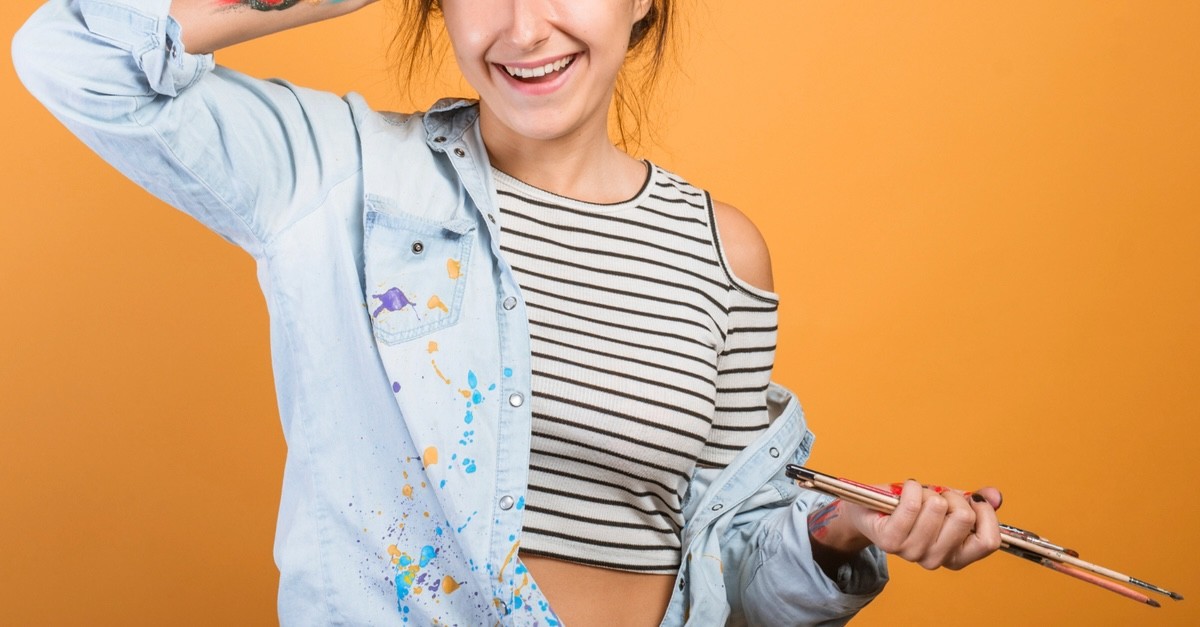 vernice su vestiti di una ragazza