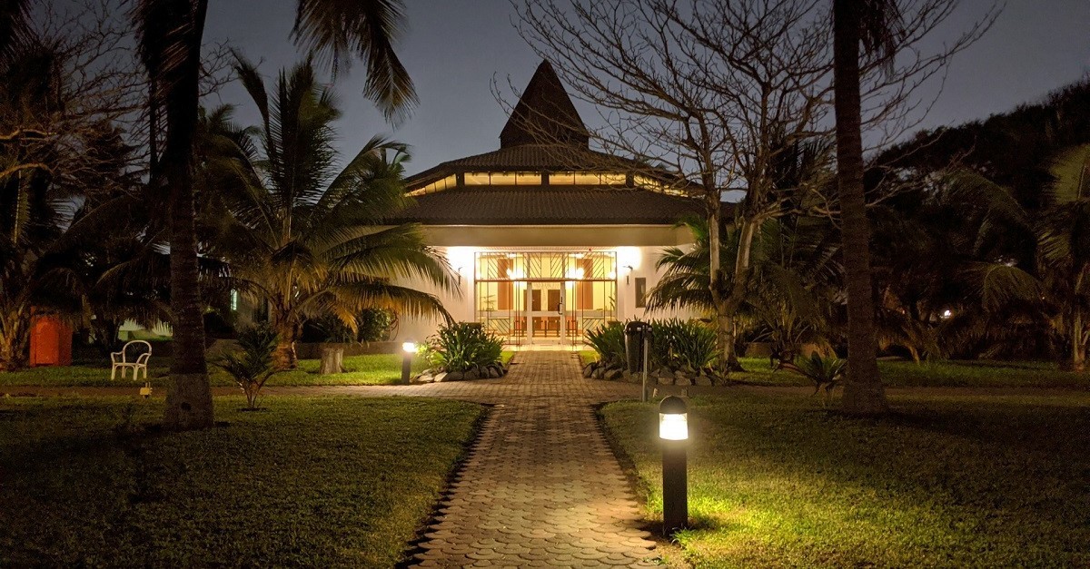 casa con giardino illuminata da lampioni