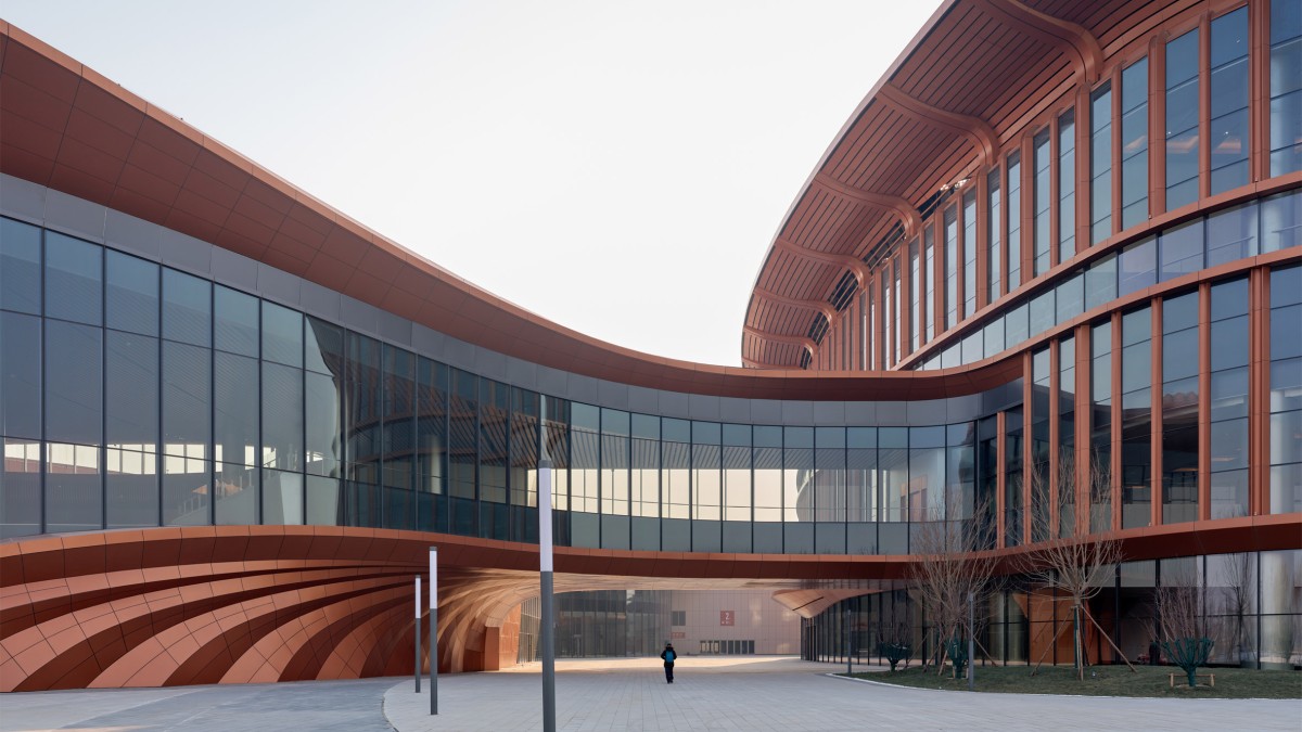El CIECC es el mayor centro de convenciones de Pekín y ha sido diseñado por el estudio Zaha Hadid Architects.