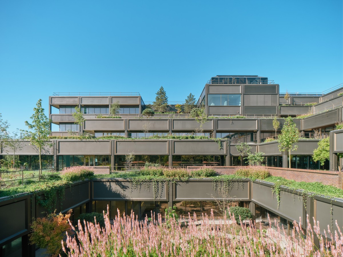 El emblemático edificio, diseñado en 1973 por Peter Foggo, es conocido como los Jardines Colgantes de Basingstoke.