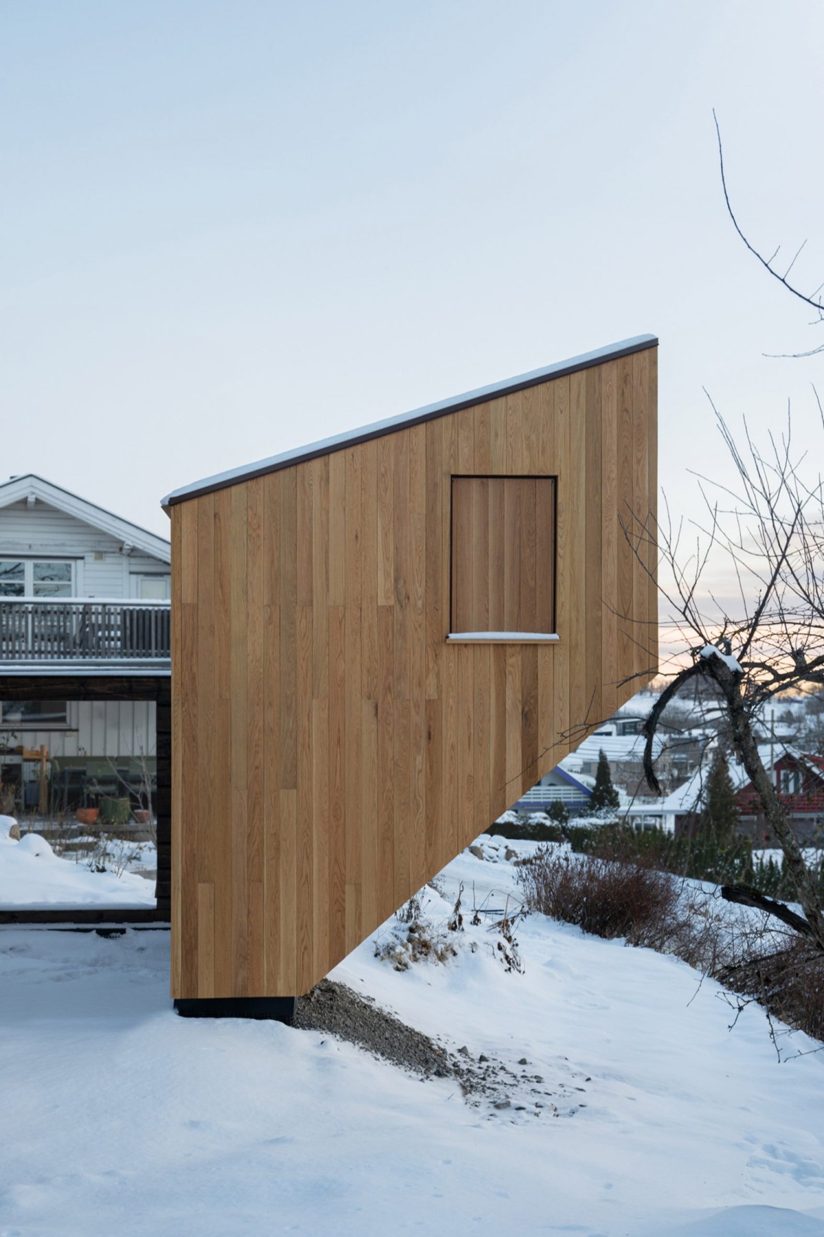 El lado sur contiene un salón elevado y un “observatorio”.