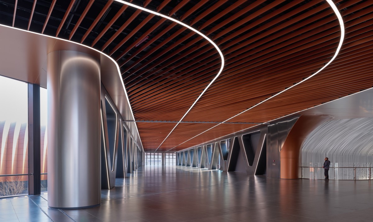 Los puentes cruzan de forma transversal en zigzag el patio central.