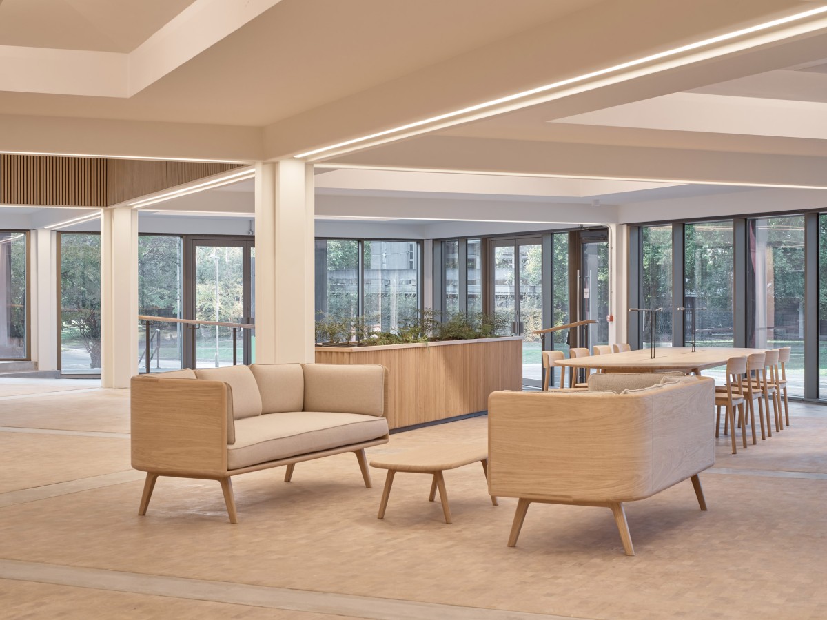 Se eliminaron los falsos techos quedando al descubierto los artesonados meticulosamente detallados y la estructura cruciforme de columnas.