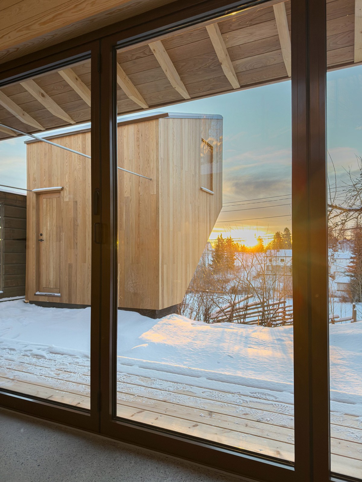 Los espacios están divididos en dos alas y unidos por una estructura central que simula la quilla de un barco.