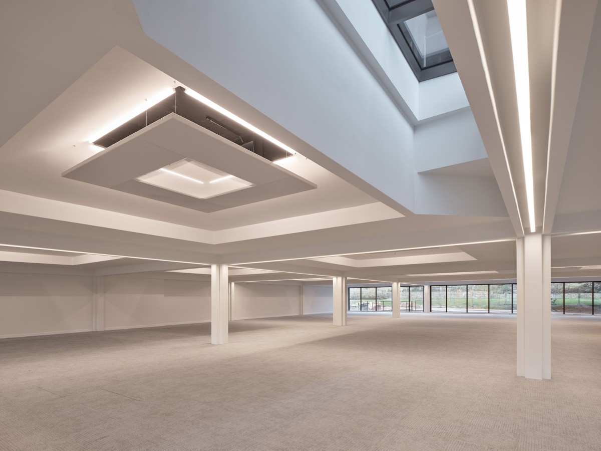 Eliminar los falsos techos permitió recuperar la esencia brutalista del edificio y, además, posibilitó su reinterpretación con una sensibilidad contemporánea.