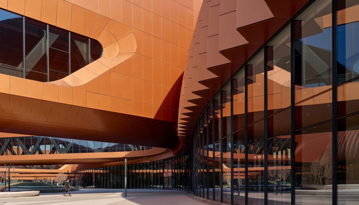 El edificio cuenta con grandes lienzos de muros curvos de cristal.