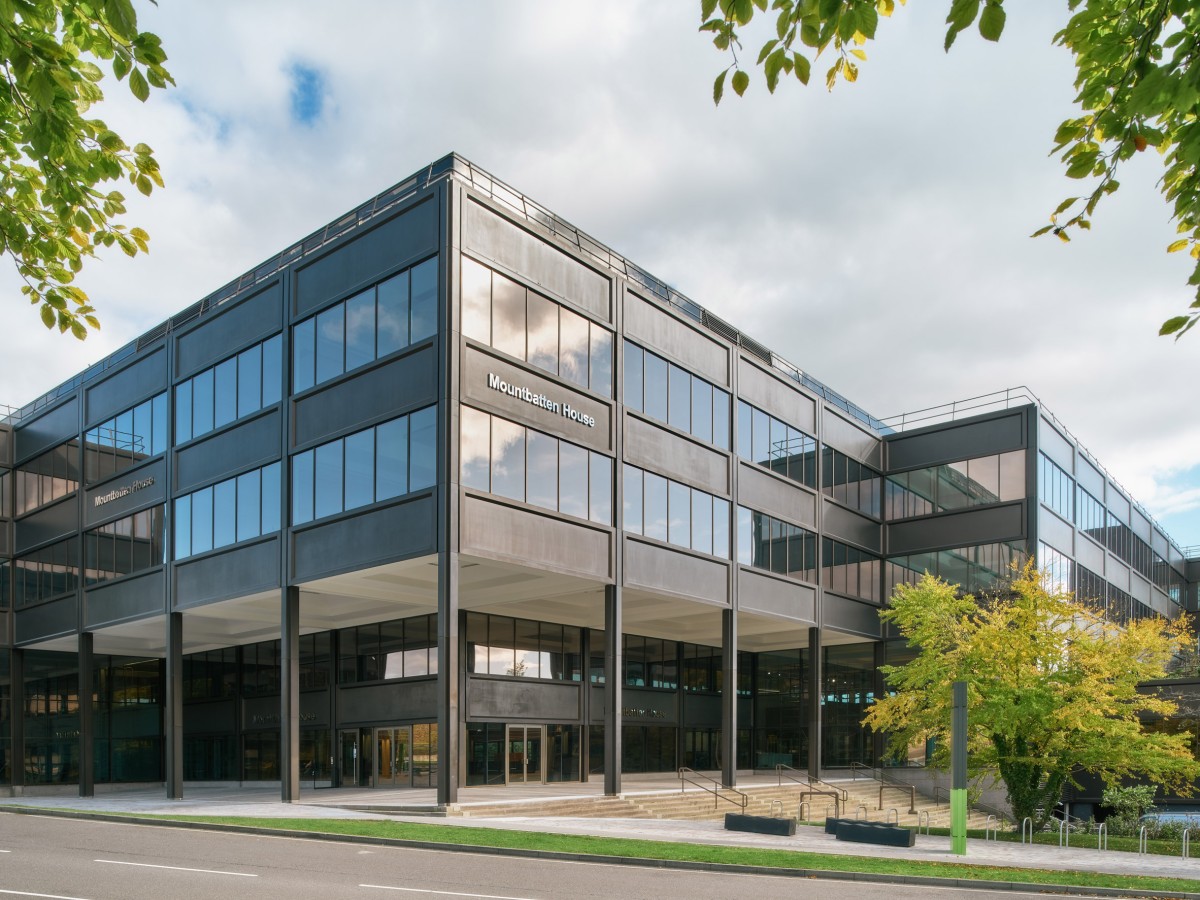 La fachada racionalista de la entrada contrasta con el jardín colgante que envuelve sus fachadas posteriores.