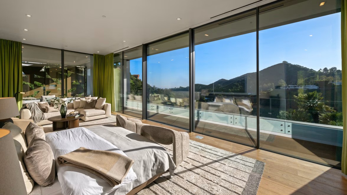 La villa di Gene Simmons a Beverly Hills, California