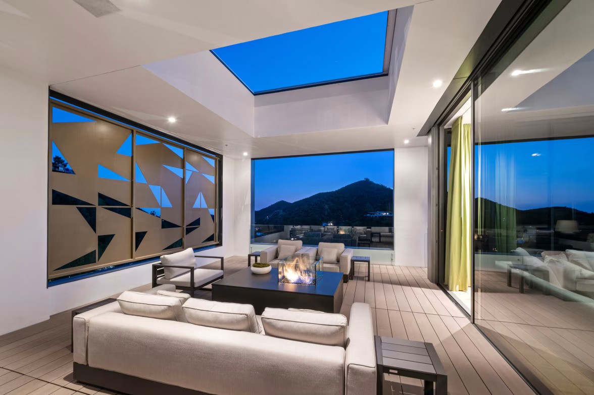 La villa di Gene Simmons a Beverly Hills, California