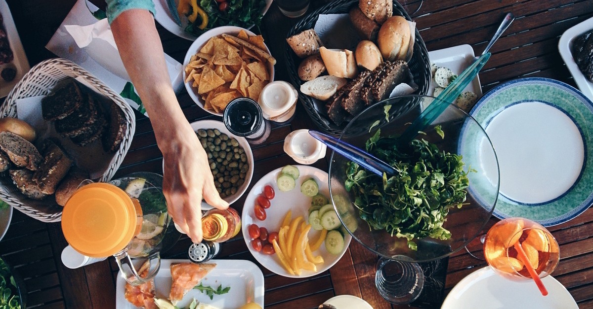 Una tavola pronta per un brunch in piedi
