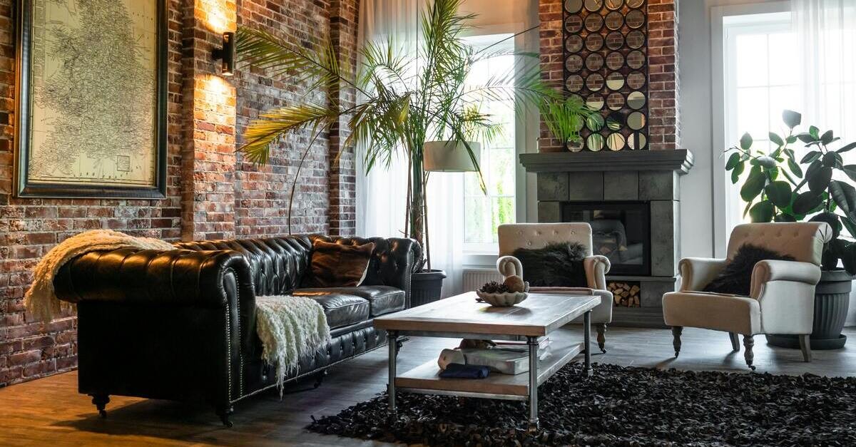 Un salotto in stile industrial con un tavolino dalla base in legno e la struttura in metallo