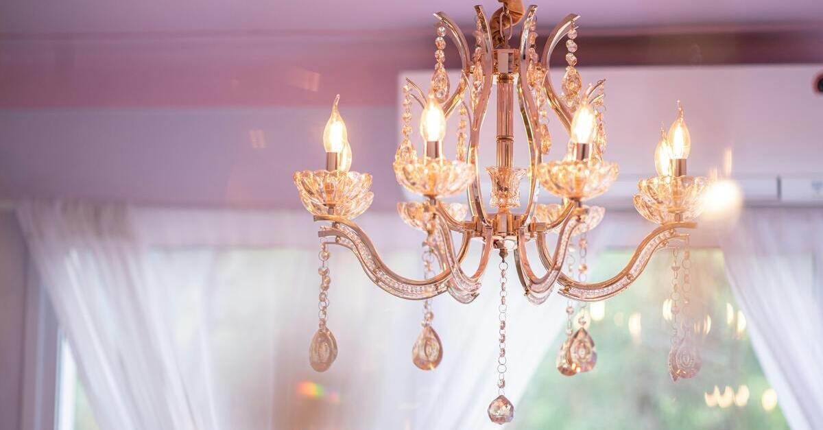 Un lampadario in cristallo dalla linea semplice e moderna